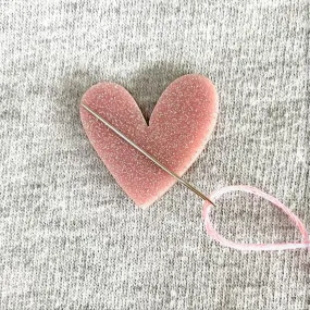 PINK GLITTER HEART MAGNETIC NEEDLE MINDER