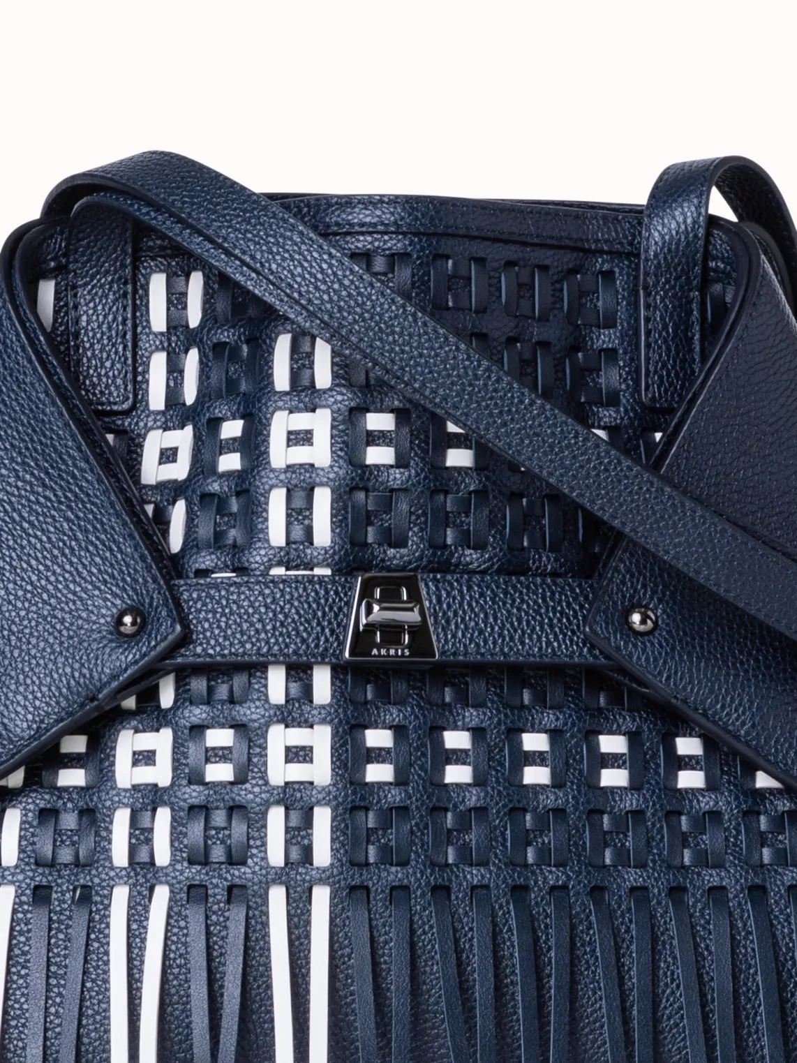 Small Ai Schultertasche aus gewebtem Leder mit Fransen