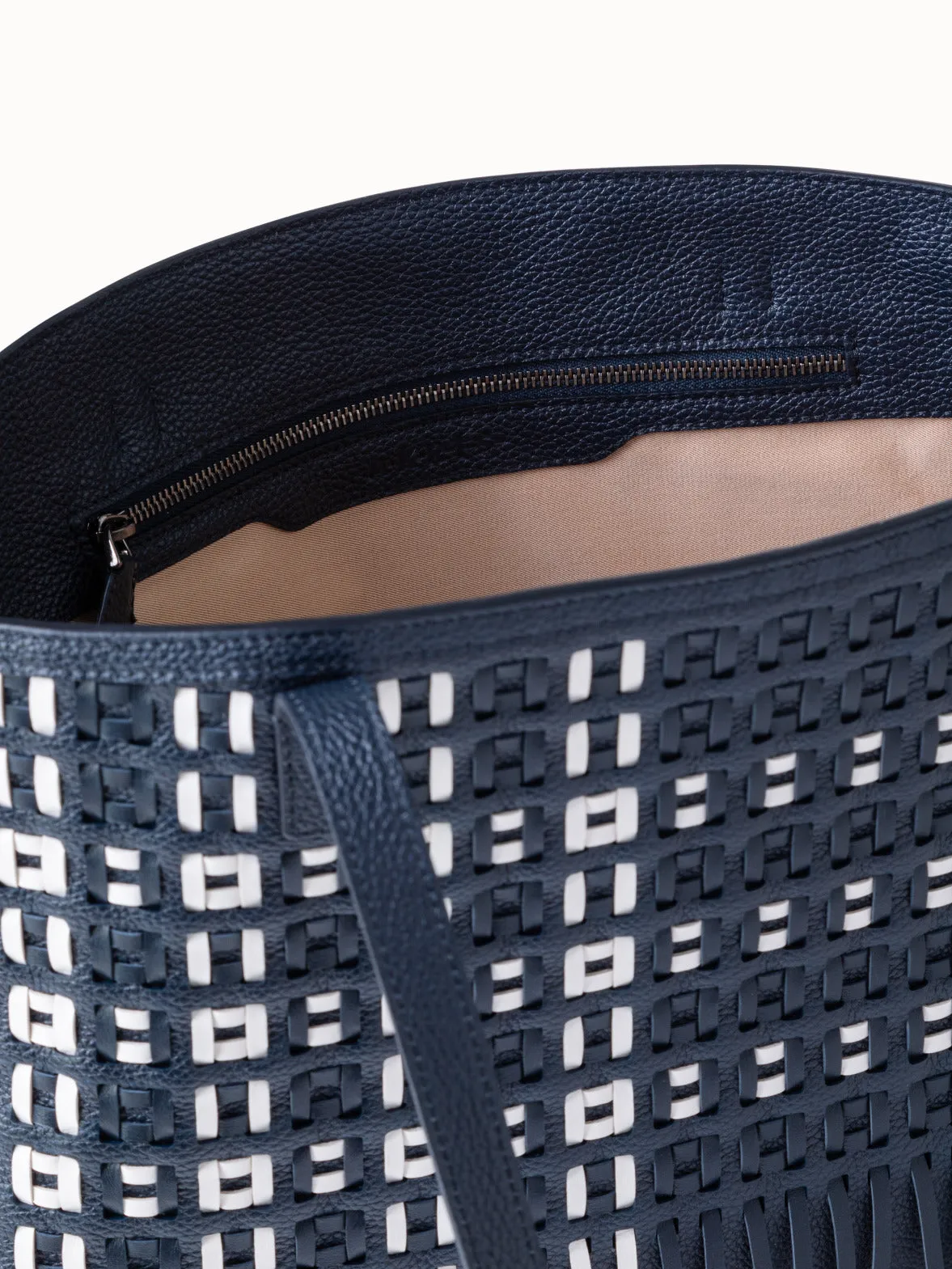 Small Ai Schultertasche aus gewebtem Leder mit Fransen
