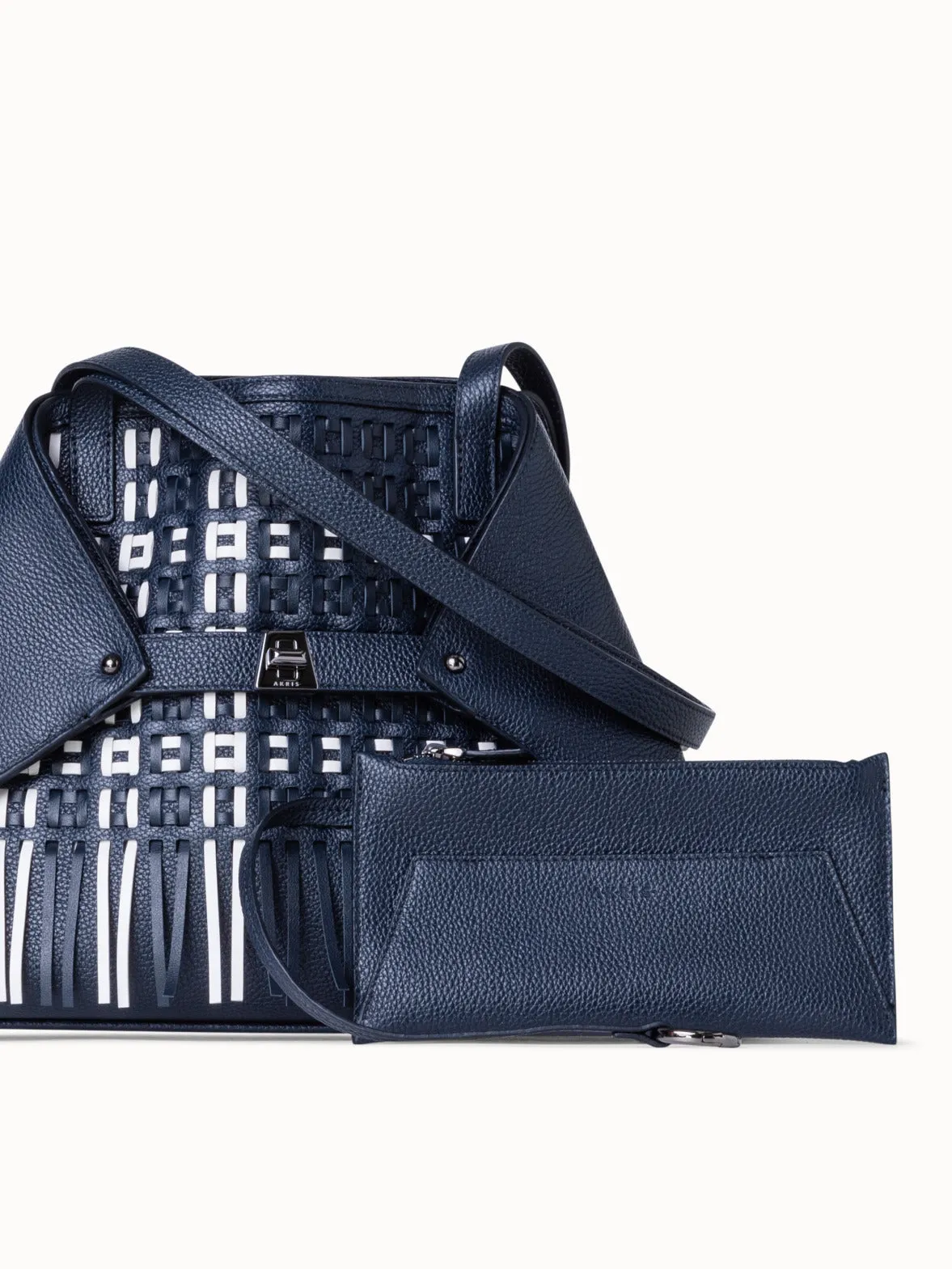 Small Ai Schultertasche aus gewebtem Leder mit Fransen